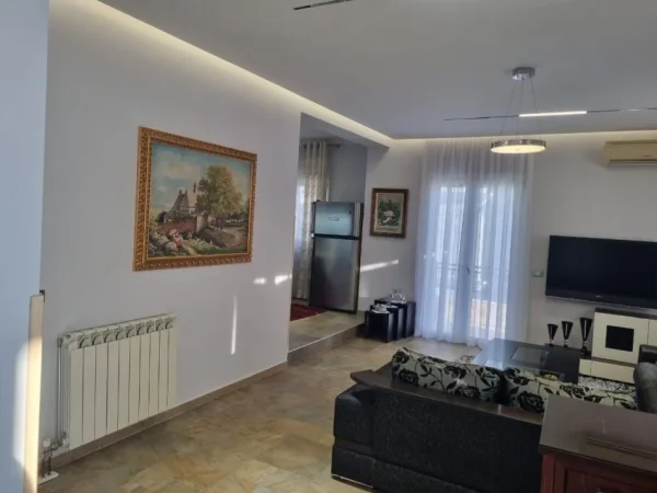 Tirane, jepet me qera shtepi 2+1+Ballkon Kati 3, 100 m² 600 € (rruga 3 Vellezerit Kondi)