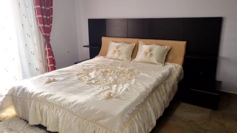 Tirane, jepet me qera shtepi 2+1+Ballkon Kati 3, 100 m² 600 € (rruga 3 Vellezerit Kondi)