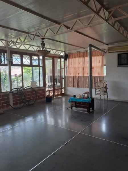 Tirane, jepet me qera magazine Kati 0, 450 m² 1.400 € (Yzberisht)