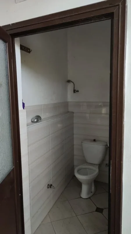 Tirane, jepet me qera magazine Kati 0, 450 m² 1.400 € (Yzberisht)