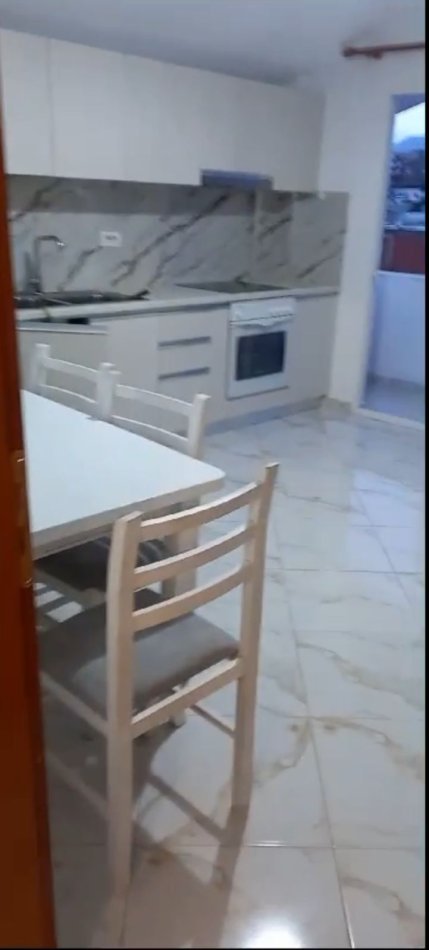 Tirane, jepet me qera apartament 1+1+Ballkon Kati 4, 65 m² 330 € (rruga Bego Hoxha)