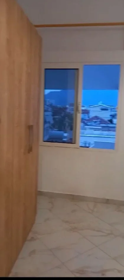 Tirane, jepet me qera apartament 1+1+Ballkon Kati 4, 65 m² 330 € (rruga Bego Hoxha)