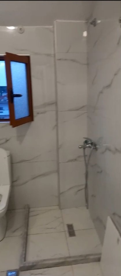 Tirane, jepet me qera apartament 1+1+Ballkon Kati 4, 65 m² 330 € (rruga Bego Hoxha)