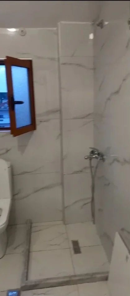 Tirane, jepet me qera apartament 1+1+Ballkon Kati 4, 65 m² 330 € (rruga Bego Hoxha)