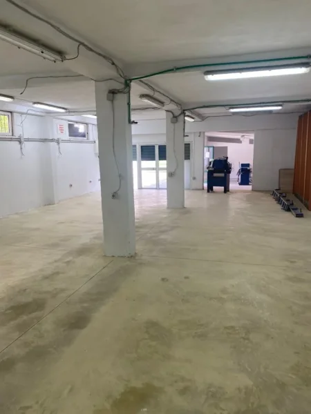 Tirane, jepet me qera ambjent biznesi Kati 0, 270 m² 1.000 € (beniamin kruta fusha aviacionit)
