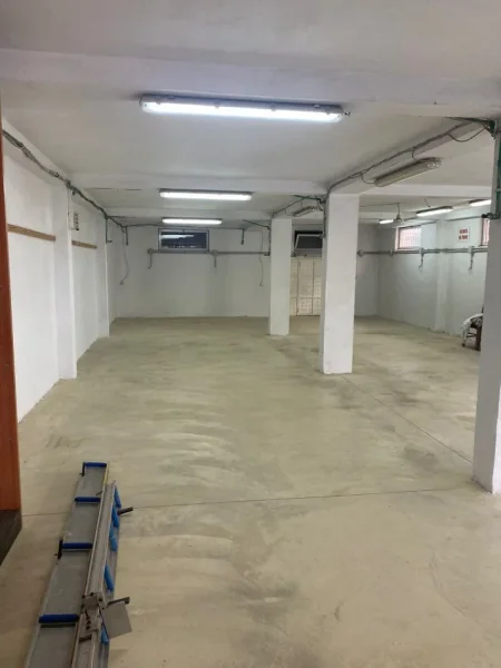 Tirane, jepet me qera ambjent biznesi Kati 0, 270 m² 1.000 € (beniamin kruta fusha aviacionit)
