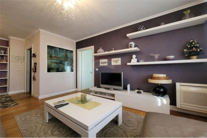 Shqiperi, jepet me qera apartament 2+1 Kati 7, 112 m² 700 € (21 Dhjetori tekj Mozaiku i Tiranes,Rruga Naim Frasheri.)