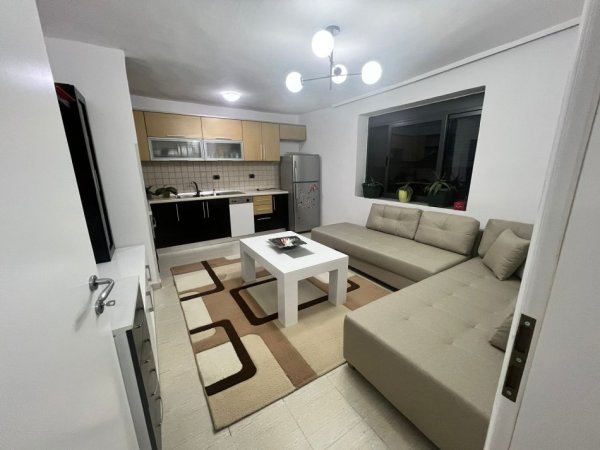 Tirane, jepet me qera apartament 2+1 Kati 3, 75 m² 400 € (Brryli)