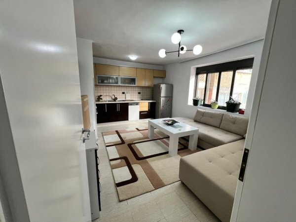 Tirane, jepet me qera apartament 2+1 Kati 3, 75 m² 400 € (Brryli)