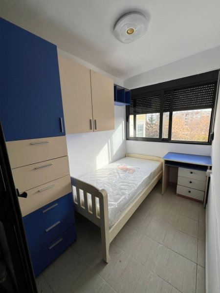 Tirane, jepet me qera apartament 2+1 Kati 3, 75 m² 400 € (Brryli)