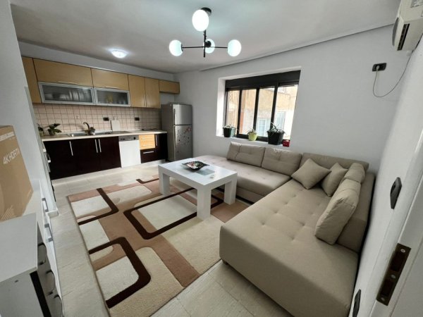 Tirane, jepet me qera apartament 2+1 Kati 3, 75 m² 400 € (Brryli)