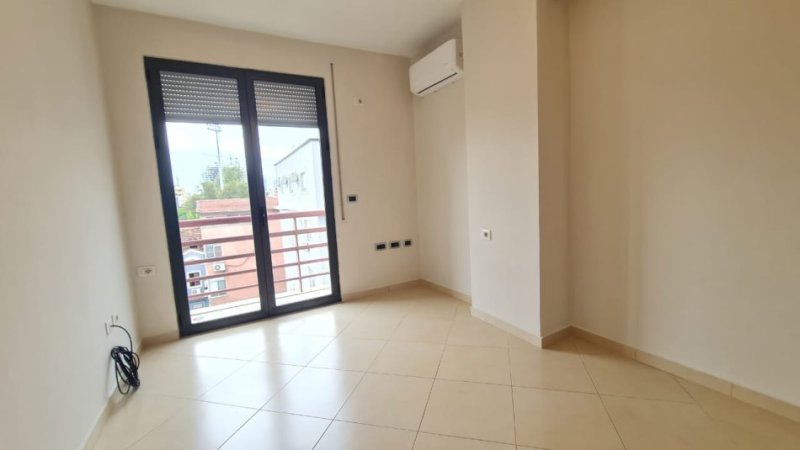 Tirane, Ambient biznesi me qira  Kati 3, 130 m² 800 € (Stadiumi Dinamo)