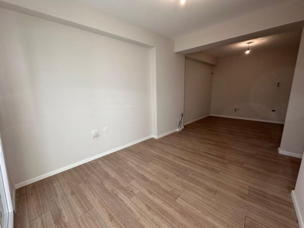 Tirane, shitet apartament 2+1+Ballkon Kati 2, 101 m² 192.000 € (Rruga e Dibres)