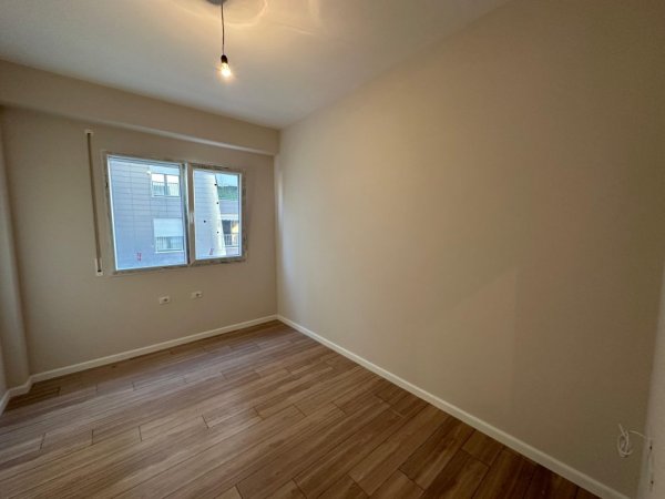 Tirane, shitet apartament 2+1+Ballkon Kati 2, 101 m² 192.000 € (Rruga e Dibres)