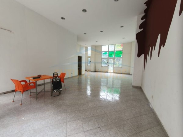 Tirane, jepet me qera ambjent biznesi Kati 0, 85 m² 550 € (fresku)