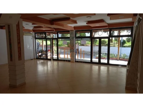 Tirane, jepet me qera zyre Kati 0, 64 m² 500 € 