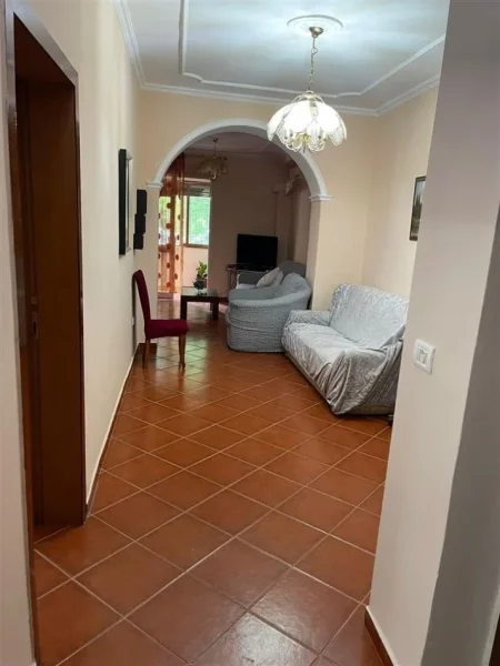 Tirane, jepet me qera apartament 2+1 Kati 1, 75 m² 500 € (Rruga Sulejman Delvina)