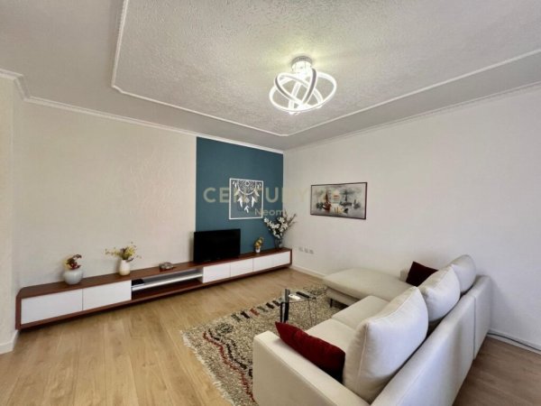 Tirane, jap me qera apartament 2+1+Ballkon , 100 m² 900 € (Ish Blloku)
