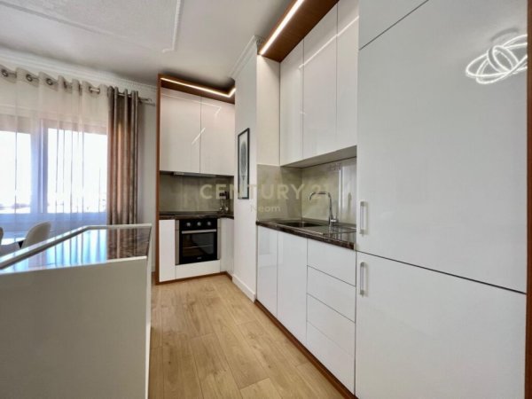 Tirane, jap me qera apartament 2+1+Ballkon , 100 m² 900 € (Ish Blloku)
