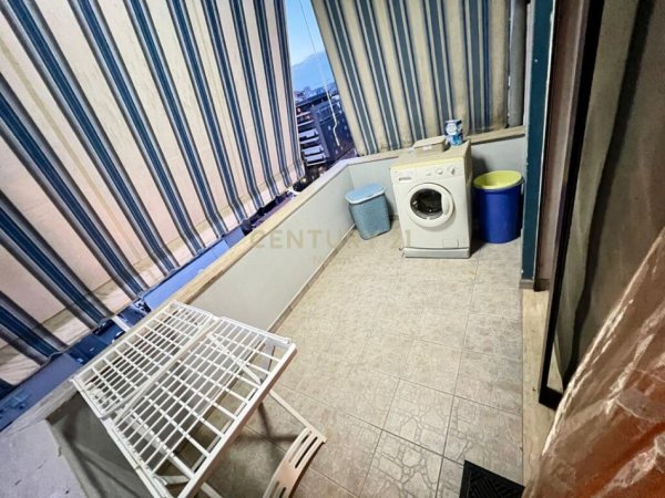 Tirane, shitet apartament 1+1 Kati 9, 70 m² (garda)