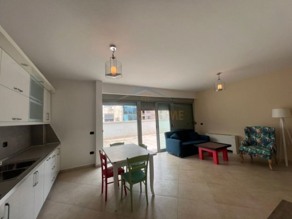 Qera, Apartament 2+1+2 me verande Bllok , Tiranë.