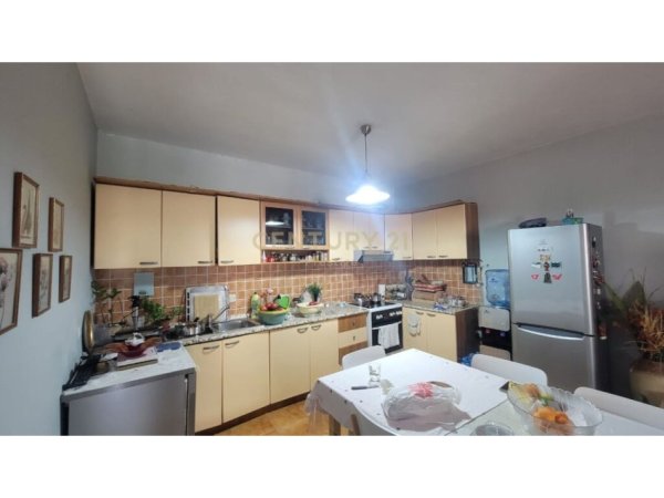 Tirane, shitet apartament 2+1+Ballkon Kati 7, 134 m² 235.000 € (Komuna e Parisit)