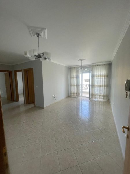 Tirane, jepet me qera apartament 2+1+Ballkon Kati 3, 100 m² 400 € (rruga Kastriotet)