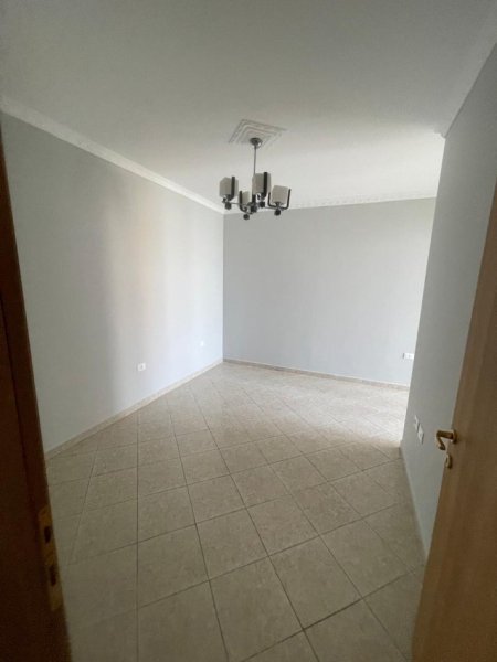 Tirane, jepet me qera apartament 2+1+Ballkon Kati 3, 100 m² 400 € (rruga Kastriotet)