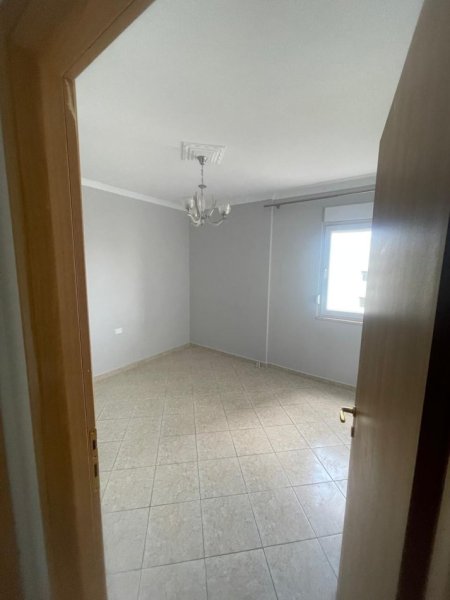 Tirane, jepet me qera apartament 2+1+Ballkon Kati 3, 100 m² 400 € (rruga Kastriotet)