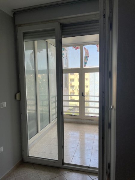 Tirane, jepet me qera apartament 2+1+Ballkon Kati 3, 100 m² 400 € (rruga Kastriotet)