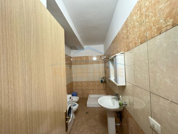 Tirane, jepet me qera apartament 1+1 Kati 8, 69 m² 370 € (Unaza e Re)