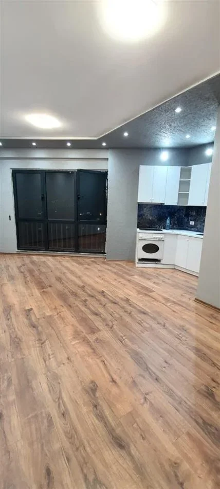 Tirane, jepet me qera apartament 2+1+Ballkon Kati 7, 83 m² 400 € (rruga Teodor Keko)