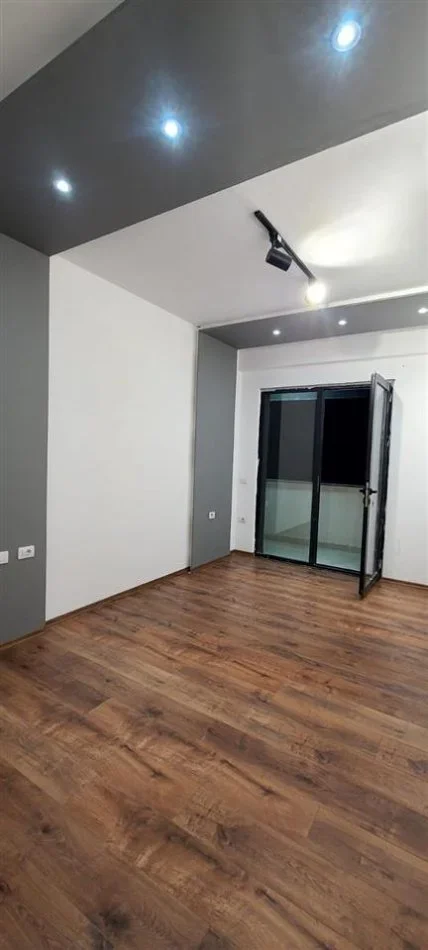 Tirane, jepet me qera apartament 2+1+Ballkon Kati 7, 83 m² 400 € (rruga Teodor Keko)