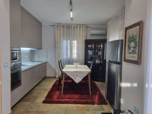 Tirane, jepet me qera apartament 2+1 Kati 3, 102 m² 600 € (Rruga Elbasanit)