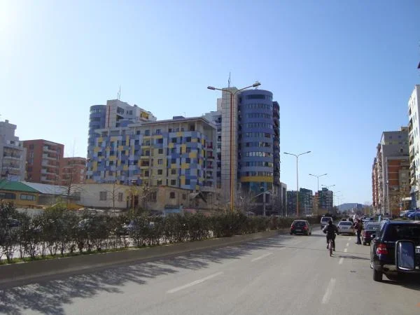 Tirane, jepet me qera dyqan Kati 0, 34 m² 400 € (Rruga Kavajes)