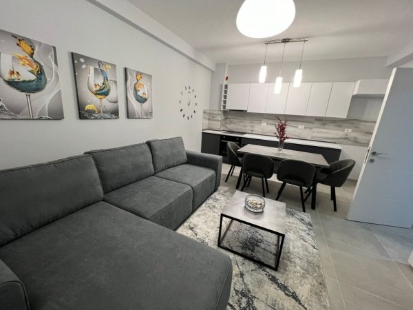 Tirane, jepet me qera apartament 1+1+Ballkon Kati 4, 80 m² 500 € (Liqeni i Thate)