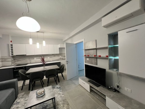 Tirane, jepet me qera apartament 1+1+Ballkon Kati 4, 80 m² 500 € (Liqeni i Thate)