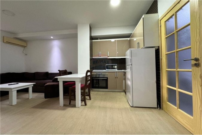 Tirane, jepet me qera apartament 1+1 Kati 3, 60 m² 300 € (Apartament 1+1 per Qira, Mbi Kopshtin Botanik.)