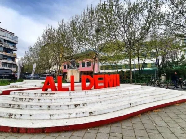 Tirane, shitet ambjent biznesi Kati 0, 19 m² 64.000 € (Ali Demi)