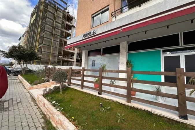 Tirane, shitet ambjent biznesi Kati 0, 84 m² 215.000 € (Shitet ambjent biznesi)