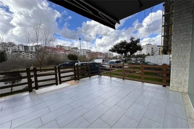 Tirane, shitet ambjent biznesi Kati 0, 84 m² 215.000 € (Shitet ambjent biznesi)