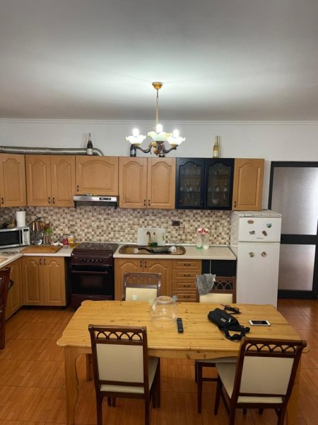 Tirane, jepet me qera shtepi 2+1+Ballkon Kati 2, 90 m² 600 € (rruga Skender Luarasi)