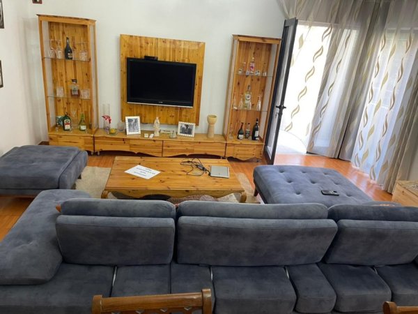 Tirane, jepet me qera shtepi 2+1+Ballkon Kati 2, 90 m² 600 € (rruga Skender Luarasi)