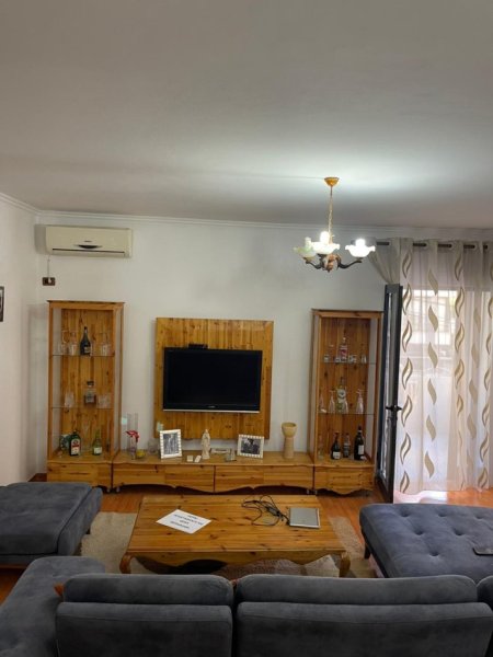 Tirane, jepet me qera shtepi 2+1+Ballkon Kati 2, 90 m² 600 € (rruga Skender Luarasi)