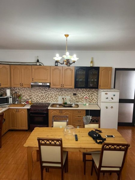 Tirane, jepet me qera shtepi 2+1+Ballkon Kati 2, 90 m² 600 € (rruga Skender Luarasi)