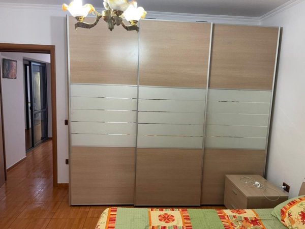 Tirane, jepet me qera shtepi 2+1+Ballkon Kati 2, 90 m² 600 € (rruga Skender Luarasi)