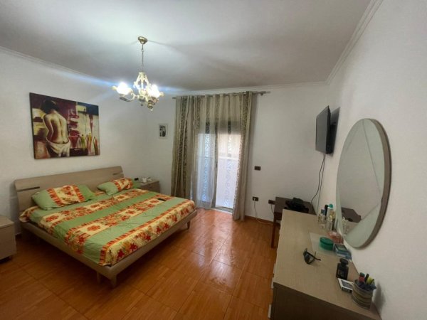 Tirane, jepet me qera shtepi 2+1+Ballkon Kati 2, 90 m² 600 € (rruga Skender Luarasi)