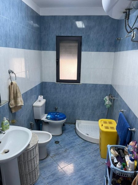 Tirane, jepet me qera shtepi 2+1+Ballkon Kati 2, 90 m² 600 € (rruga Skender Luarasi)