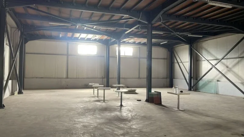 Tirane, jepet me qera magazine Kati 0, 1.700 m² 4500 € (Vore)