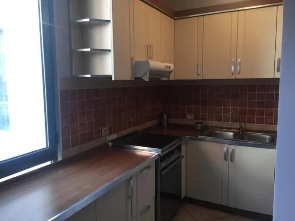 Tirane, jepet me qera apartament 2+1 Kati 4, 100 m² 380 € (yzberisht)